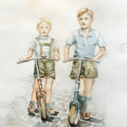 2 Jungen mit ihrem Tretroller auf der Straße.