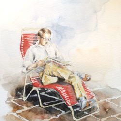 Mann sitzt Zeitungslesend im Liegestuhl