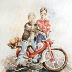 Eine junge Frau steht neben ihrem Freund, der auf seinem Motorrad sitzt.